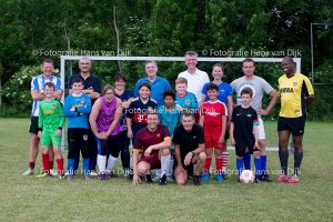Pancratius jeugd keepers samen met de trainers Co en Petje tegen de ouders