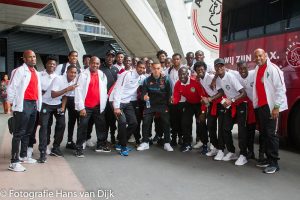 Natio Suriname op bezoek in de Johan Cruiff Arena en op de foto met AJAX spelers